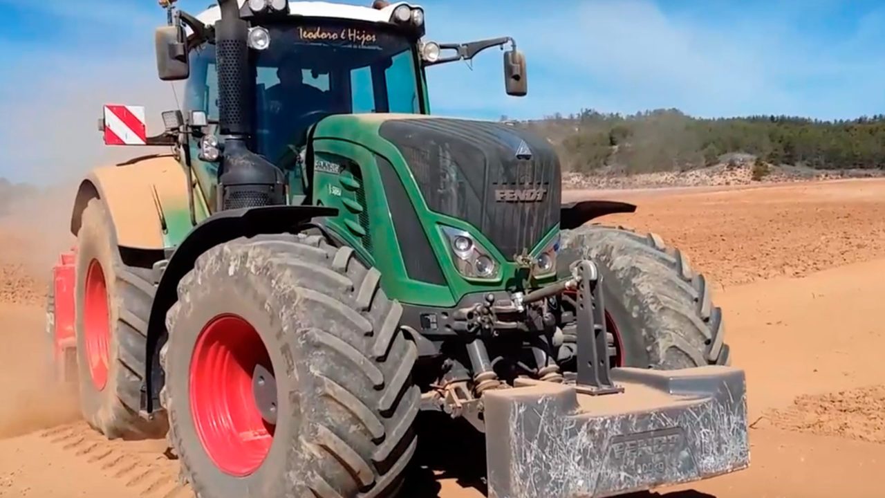 Trabajos con tractor en los viñedos de Bodegas Valduero, Ribera del Duero